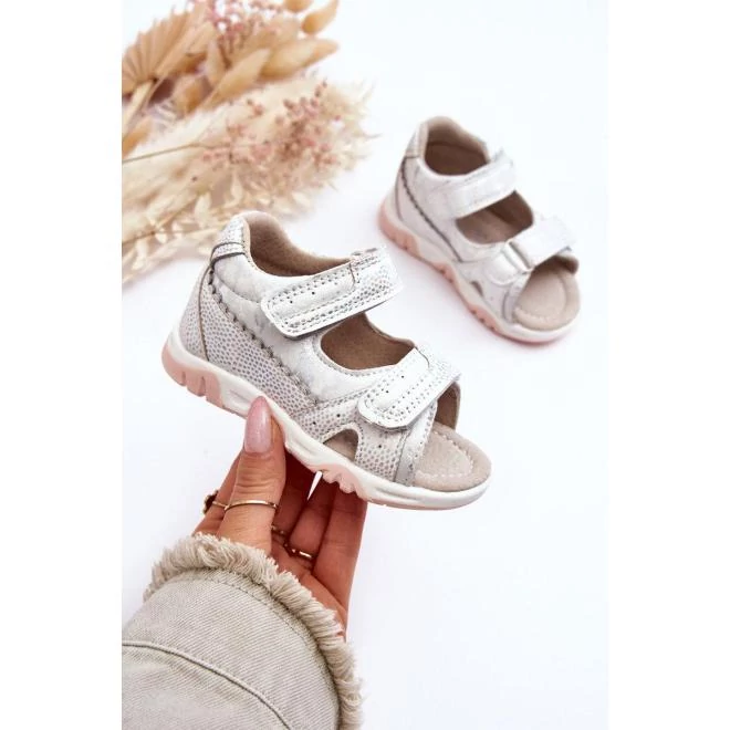 Fehér színű, kényelmes szandál, lányoknak