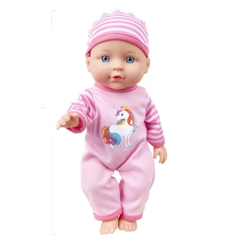 Újszülött baba etetőszékkel és kiegészítőkkel